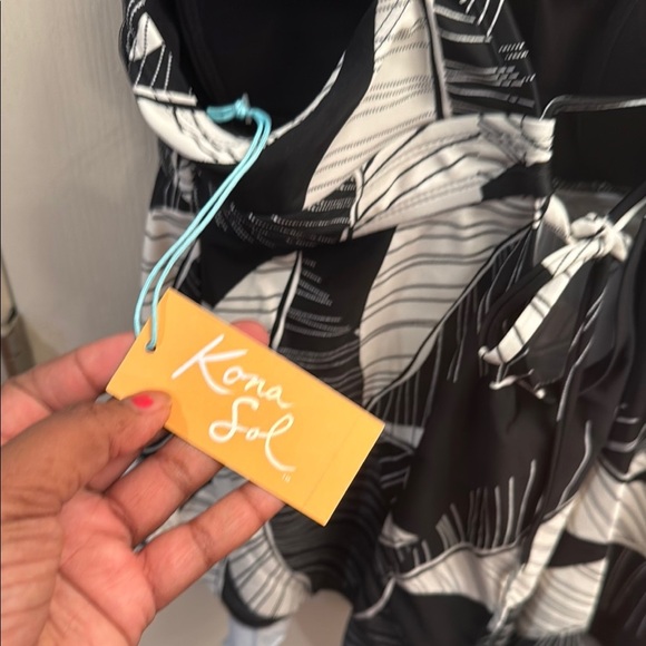 Kona Sol Black and White Patterned Women's Top. Womens size L 12-14 - Picture 2 of 5